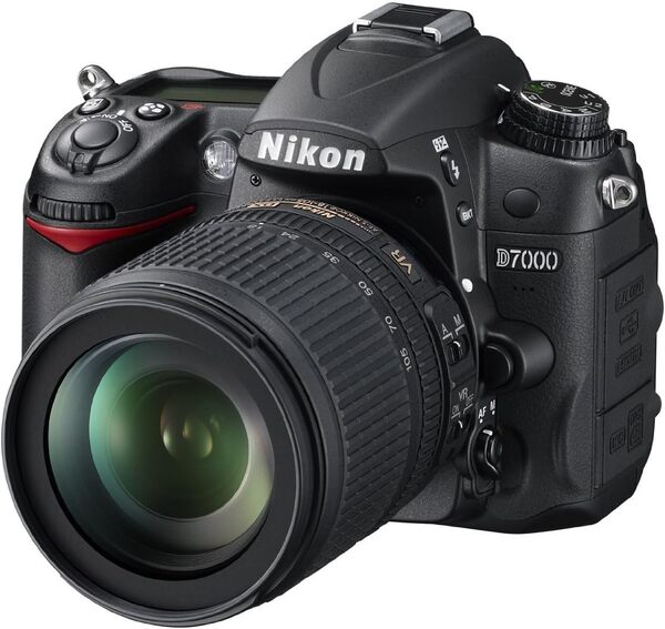 Nikon 7000 Kit d'appareil-photo SLR 16.2MP CMOS 4928 x 3264pixels Noir - Appareils photos numériques (16,2 MP, 4928 x 3264 pixels, CMOS, 16,7x, Full HD, Noir)