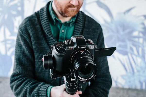 Panasonic Lumix GH5M2L | Appareil photo Hybride Expert + Objectif Panasonic Leica 12-60mm (Capteur 4/3 20.3MP, Double stab., C4K 60p, 4:2:2 10bit, Live Stream., Tropicalisé) Noir – Version Française