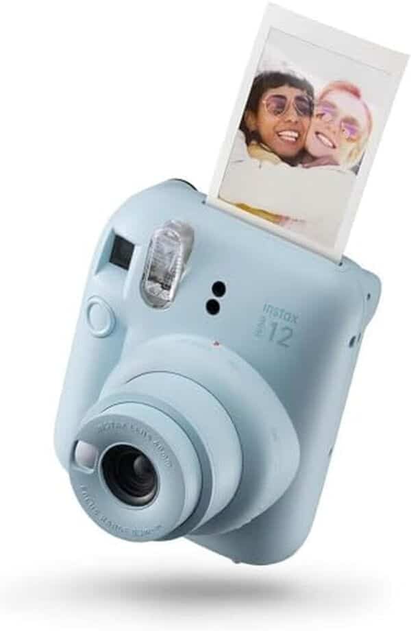 Découvrez le look et la fonctionnalité de l'appareil photo instantané bleu pastel Fujifilm Instax Mini 12, accompagné des films Twin Mini pour capturer chaque instant avec style et simplicité