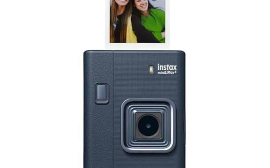 Test de l'Instax Mini LiPlay+ : appareil photo hybride bleu nuit avec audio et selfies