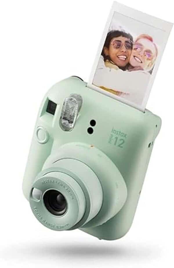 Découvrez notre évaluation détaillée de l'appareil photo instantané Fujifilm instax Mini 12 avec son objectif selfie menthe pour capturer chaque instant avec style et simplicité.